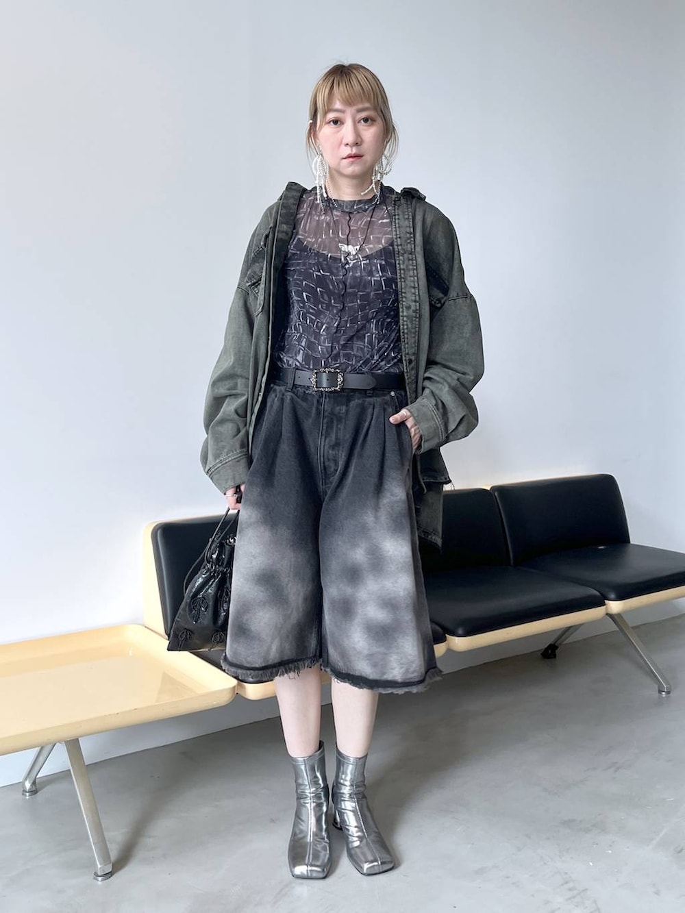 「若見え、モード、カジュアル、女子会、高身長、着痩せ、きれいめ、HARE、着痩せ・細見え、Over40スタッフ、ユニセックス、デニムパンツ、ハーフパンツ、シャツ」｜「HAREのパールリボンピアス(HAERE)（ピアス（両耳用）、シルバー系）」を使った、inhhhan®さん（レディース・165cm）の夏コーディネートの3枚目の写真