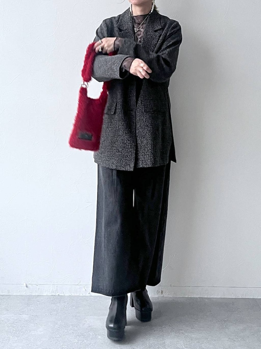 「若見え、モード、カジュアル、女子会、高身長、着痩せ、きれいめ、HARE、着痩せ・細見え、Over40スタッフ、デニムパンツ、ジャケット」｜「HAREの2WAYアソートシアートップス(HARE)（Tシャツ/カットソー、グレー系）」を使った、inhhhan®さん（レディース・165cm）の秋コーディネートの7枚目の写真