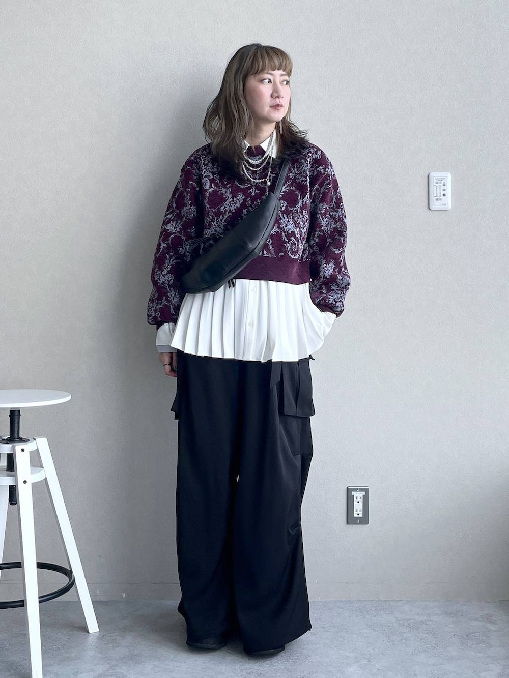 その他のチェスターコート、レッド系のニット/セーター、ブラック系のカーゴパンツを着用したレディースの秋コーディネートの7枚目の写真