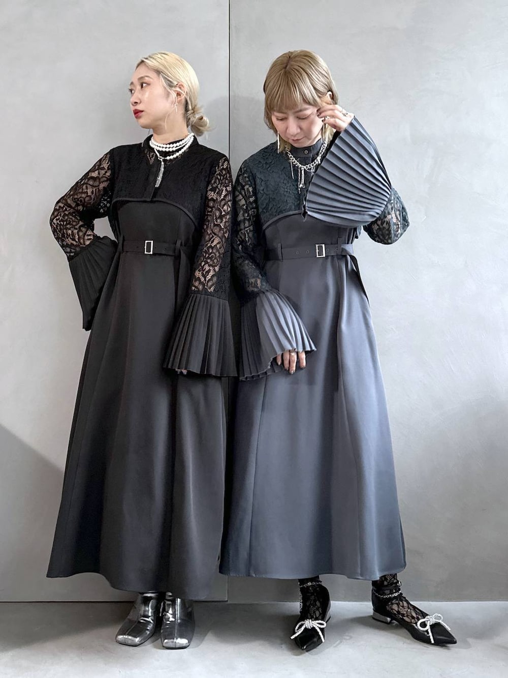 シルバー系のブーツ、ブラック系のパンプス、ブラック系のドレスを着用したレディースの夏コーディネートの9枚目の写真