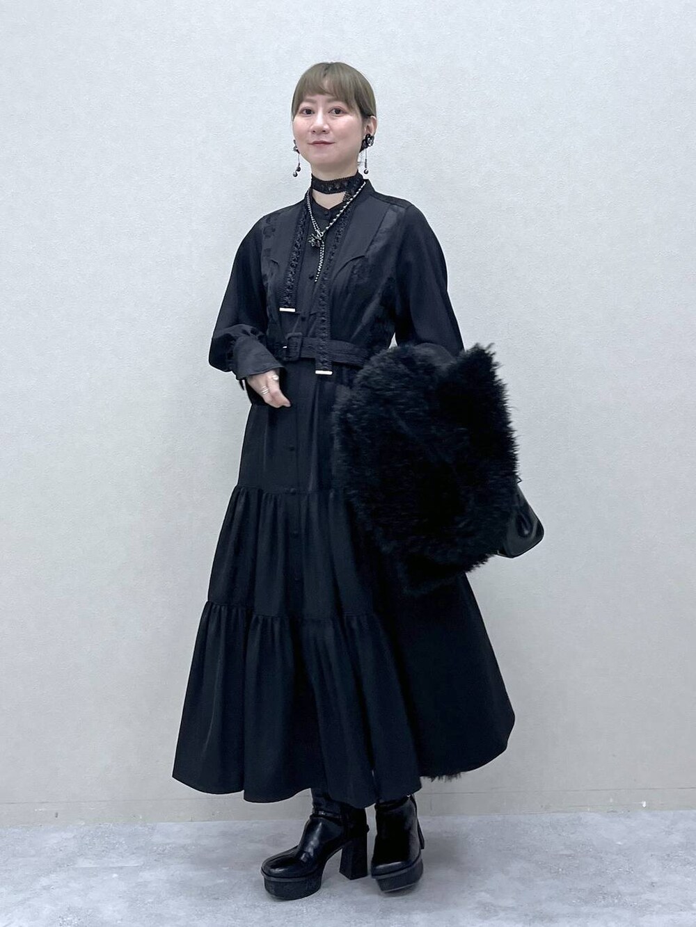 「デート/ロマンティック、デートコーデ、おでかけ、若見え、モード、カジュアル、女子会、高身長、着痩せ、きれいめ、HARE、着痩せ・細見え、Over40スタッフ、ワンピース、コート」｜「HAREのウーリーテックフェイクファーロングコート(HARE)（チェスターコート、ブラック系）」を使った、inhhhan®さん（レディース・165cm）の冬コーディネートの8枚目の写真