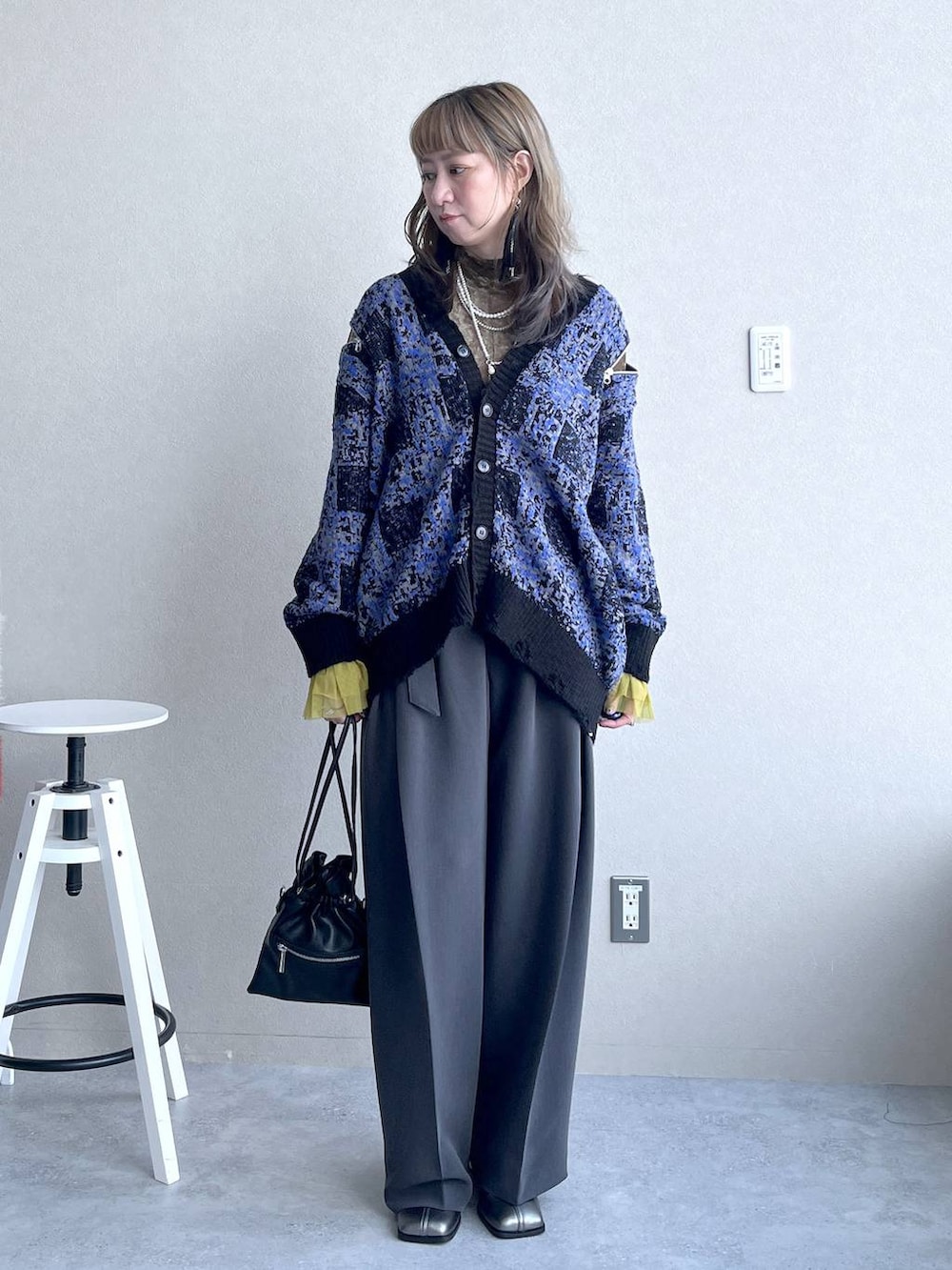 イエロー系のTシャツ/カットソー、シルバー系のブーツ、ブルー系のカーディガン/ボレロを着用したレディースの秋コーディネートの6枚目の写真