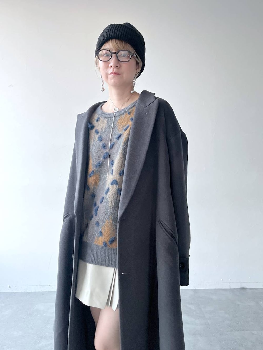 「若見え、モード、カジュアル、女子会、高身長、着痩せ、きれいめ、HARE、着痩せ・細見え、Over40スタッフ、ユニセックス、コート、冬コーデ、冬アウター、ニット」｜「HAREのウールダブルコート(HARE)（トレンチコート、グレー系）」を使った、inhhhan®さん（レディース・165cm）の冬コーディネートの5枚目の写真