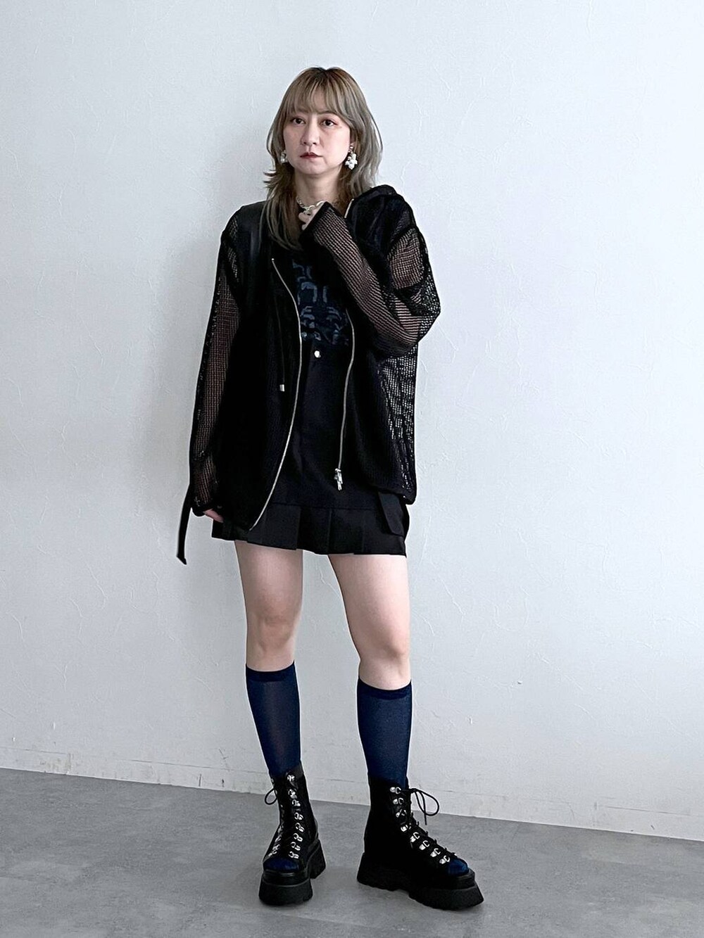 ブラック系のサンダル、ブラック系のスウェット、ブラック系のニット/セーターを着用したレディースの春コーディネートの7枚目の写真