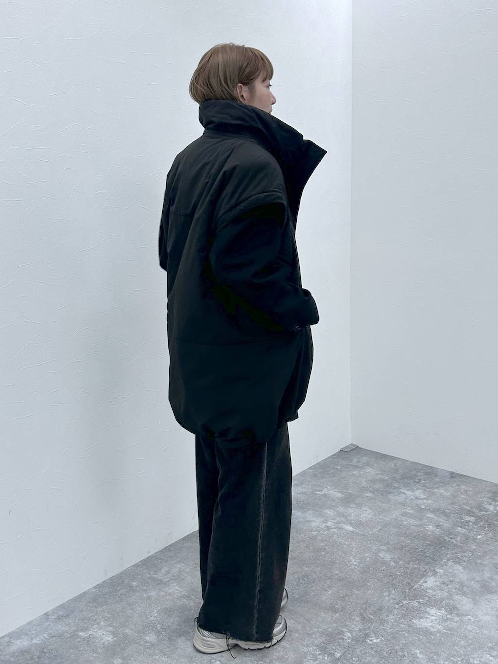 ブラック系のその他アウター、シルバー系のネックレスを着用したレディースの冬コーディネートの6枚目の写真