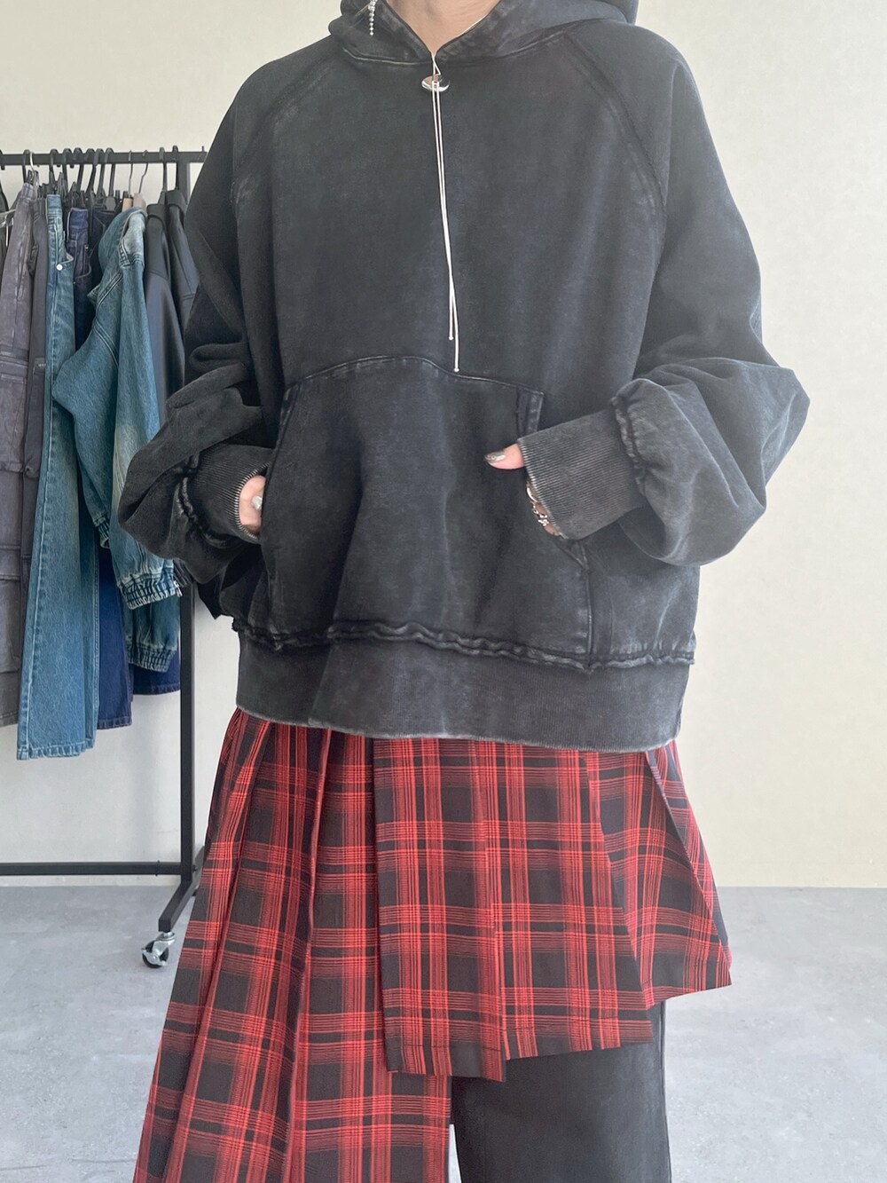 「スウェット、スウェットパンツ、スウェットコーデ、ワントーン、HARE、レイヤードスタイル、ブラックコーデ、お出かけコーデ、秋服準備はじめました、ピグメント、パーカー、チェック、チェックスカート」｜「HAREの【SET UP対応】ピグメントワイドプルオーバーパーカー(HARE)（パーカー、ブラック系）」を使った、inhhhan®さん（レディース・165cm）の夏コーディネートの3枚目の写真