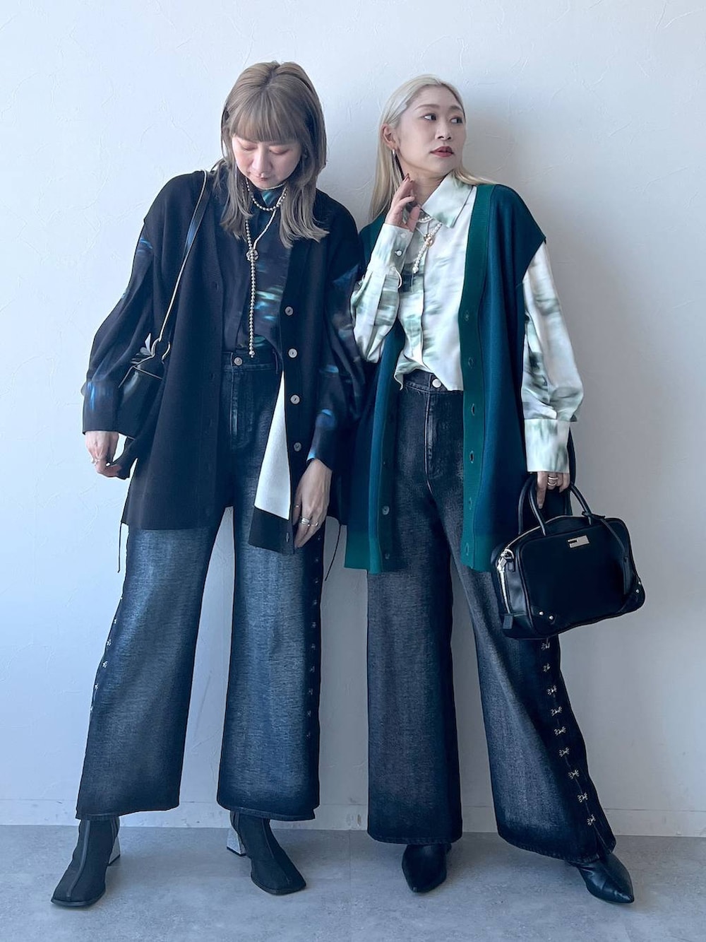 ブラック系のカーディガン/ボレロ、グリーン系のカーディガン/ボレロ、ブラック系のブーツを着用したレディースの冬コーディネートの4枚目の写真