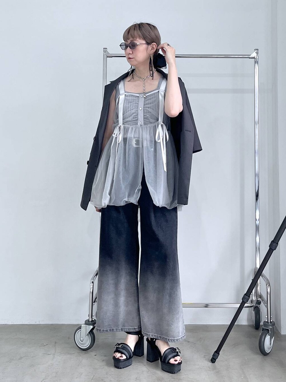 「ジャケット、ジャケットスタイル、デニムパンツ、ビスチェ、若見え、モード、カジュアル、女子会、高身長、着痩せ、きれいめ、HARE、着痩せ・細見え、Over40スタッフ」|「HAREの2PSETバングル(HARE)(バングル/リストバンド、シルバー系)」を使った、inhhhan®さん(レディース・165cm)の夏コーディネートの5枚目の写真