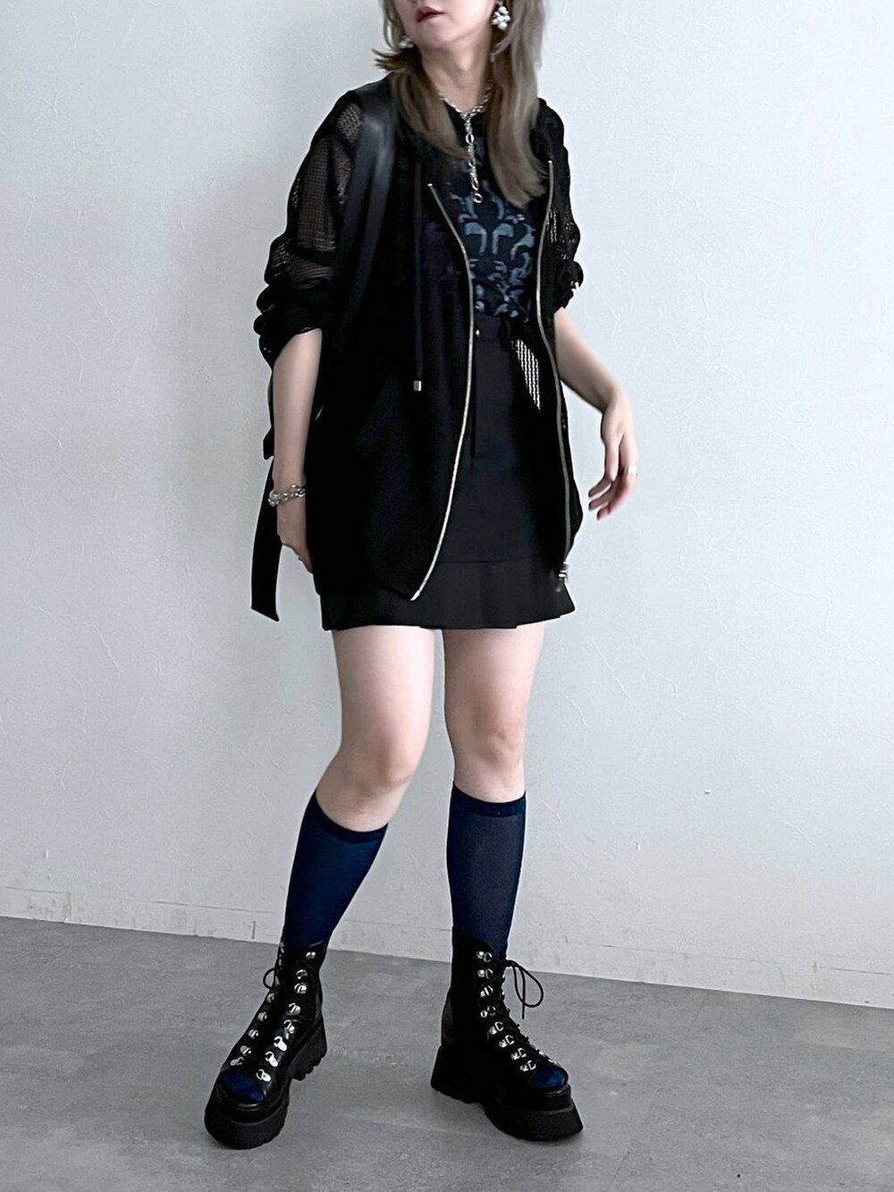 ブラック系のサンダル、ブラック系のスウェット、ブラック系のニット/セーターを着用したレディースの春コーディネートの4枚目の写真