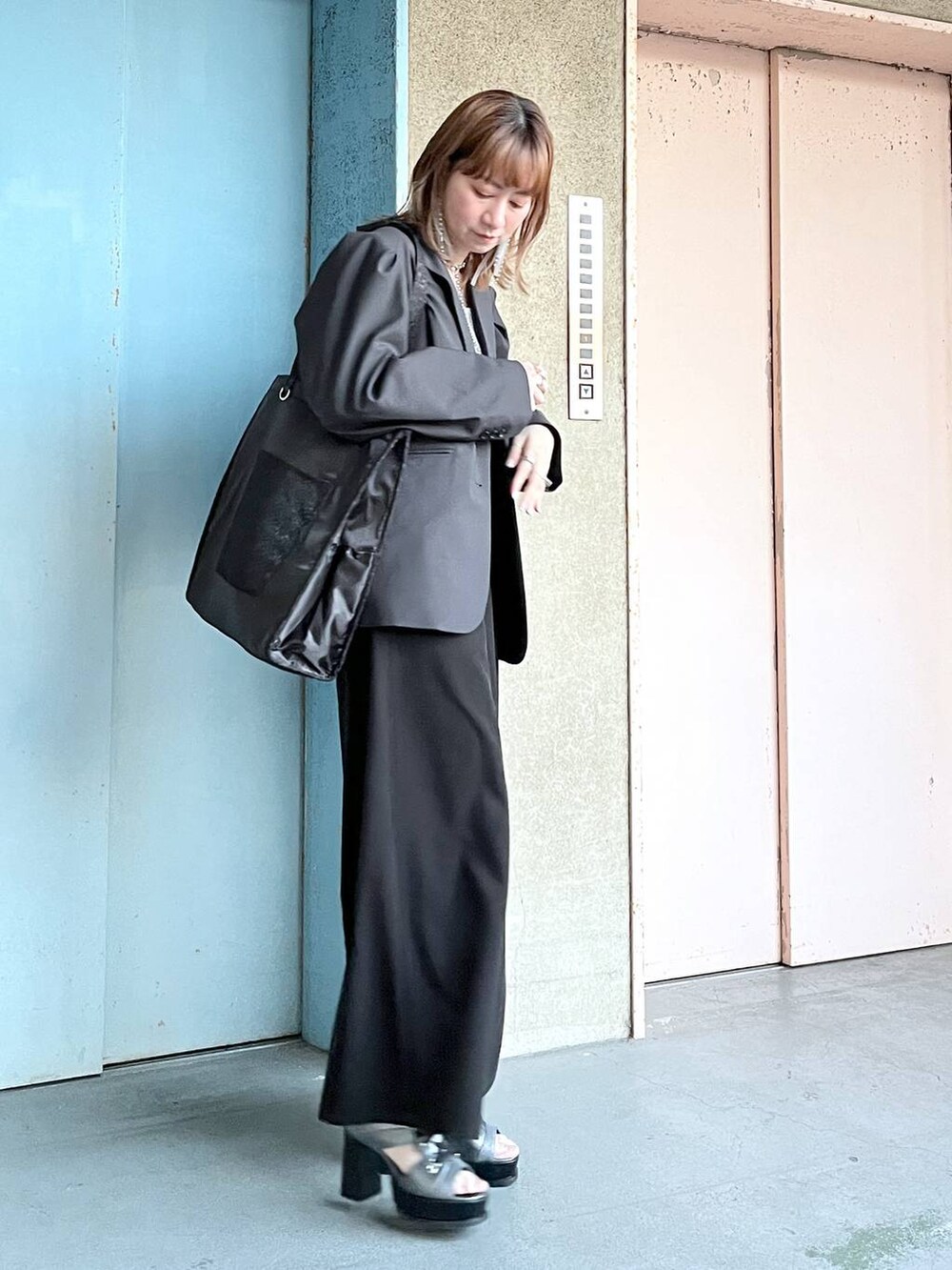 「Over40スタッフ、若見え、モード、カジュアル、女子会、高身長、着痩せ、きれいめ、HARE、着痩せ・細見え、ジャケット、ジャケットスタイル、yuw、ブランドミックス」｜「HAREの2WAYスクエアラメニットタンクトップ(HARE)（タンクトップ、グレー系）」を使った、inhhhan®さん（レディース・165cm）の春コーディネートの6枚目の写真