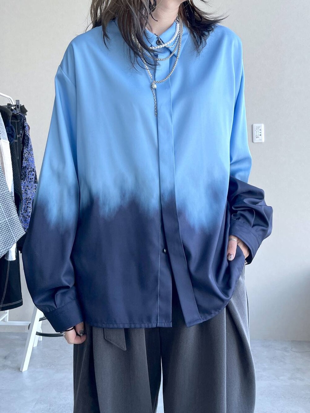 シルバー系のブーツ、ブラック系のピアス（両耳用）、シルバー系のネックレスを着用したレディースの秋コーディネートの4枚目の写真