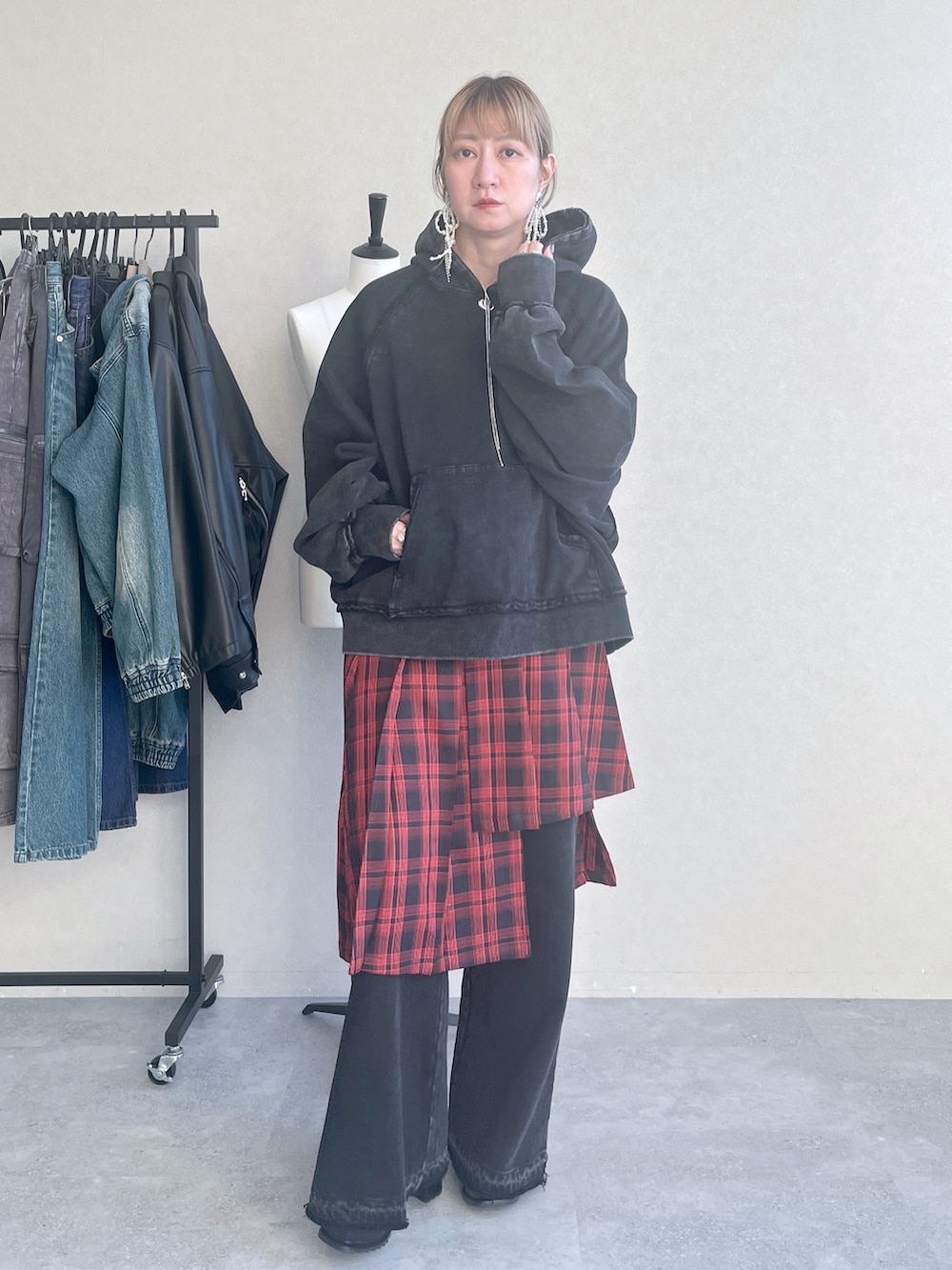 「スウェット、スウェットパンツ、スウェットコーデ、ワントーン、HARE、レイヤードスタイル、ブラックコーデ、お出かけコーデ、秋服準備はじめました、ピグメント、パーカー、チェック、チェックスカート」｜「HAREの【SET UP対応】ピグメントワイドプルオーバーパーカー(HARE)（パーカー、ブラック系）」を使った、inhhhan®さん（レディース・165cm）の夏コーディネートの6枚目の写真