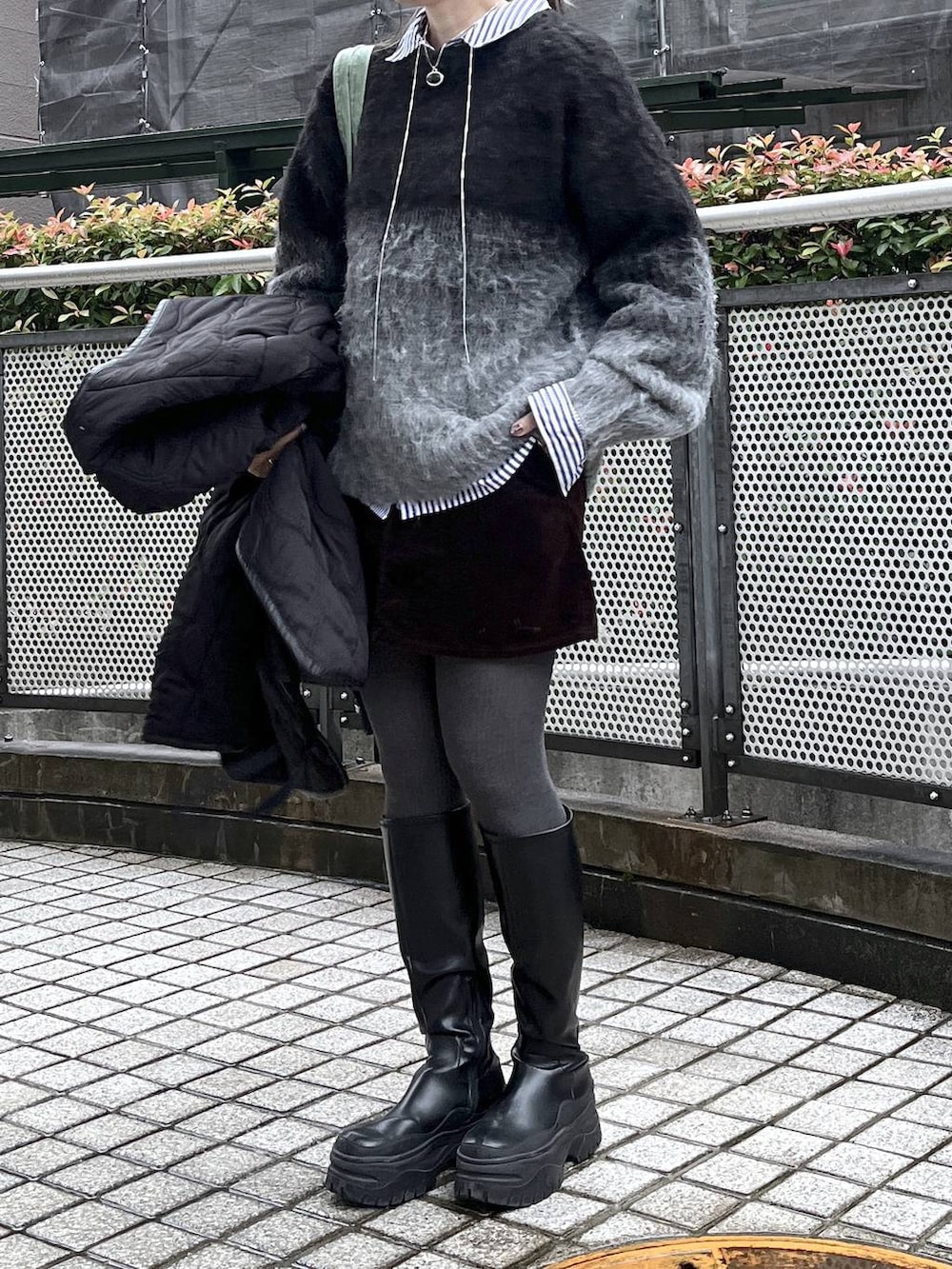 ブラック系のニット/セーターを着用したレディースの秋コーディネートの3枚目の写真