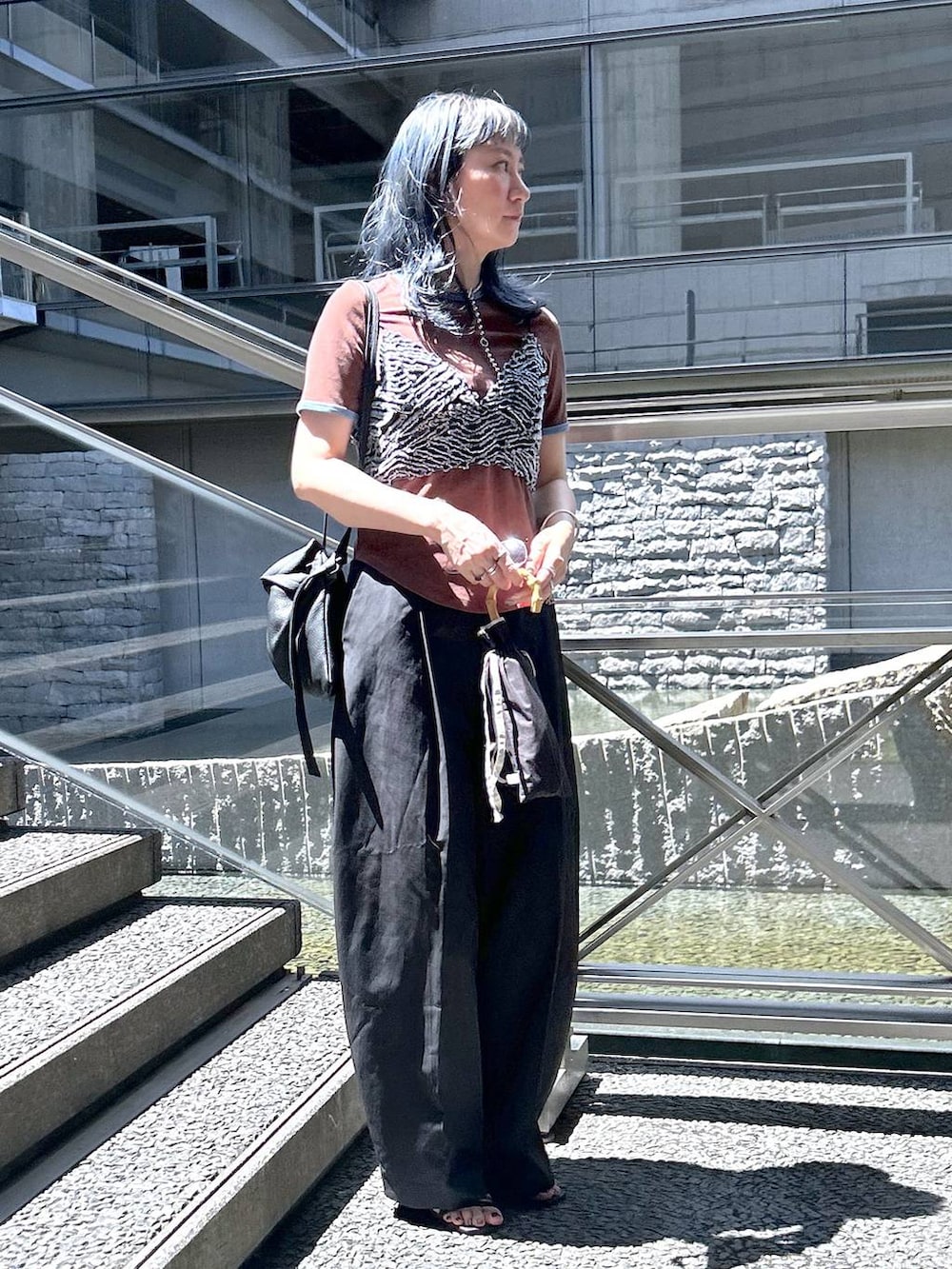 「Over40スタッフ、着痩せ、きれいめ、HARE、着痩せ・細見え、テーパードパンツ、Tシャツ、若見え、モード、カジュアル、女子会、高身長、サングラス、apart by lowrys、eL」｜「A part byの【インフルエンサーkuronekoさんコラボ】パイルリンガーTシャツ（Tシャツ/カットソー、ブラウン系）」を使った、inhhhan®さん（レディース・165cm）の夏コーディネートの8枚目の写真