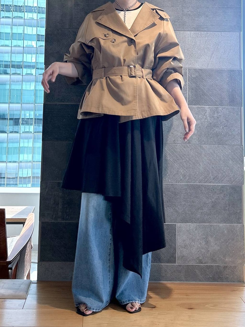 ブルー系のデニムパンツ、ホワイト系のTシャツ/カットソー、ブラック系のワンピースを着用したレディースの夏コーディネートの4枚目の写真