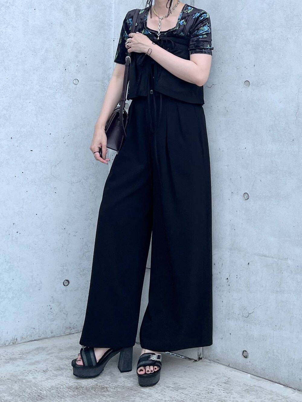 グレー系のサンダル、ブルー系のTシャツ/カットソー、ブラウン系のショルダーバッグを着用したレディースの夏コーディネートの4枚目の写真