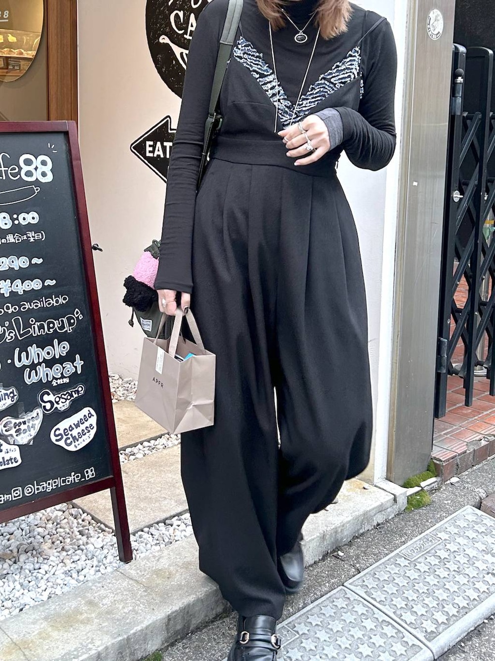 「若見え、モード、カジュアル、女子会、高身長、着痩せ、きれいめ、着痩せ・細見え、Over40スタッフ、ブランドミックス、apart by lowrys、サロペット」｜「A part byの【セットアップ対応】LNTサージコクーンサロペット（サロペット/オーバーオール、ブラック系）」を使った、inhhhan®さん（レディース・165cm）の春コーディネートの3枚目の写真