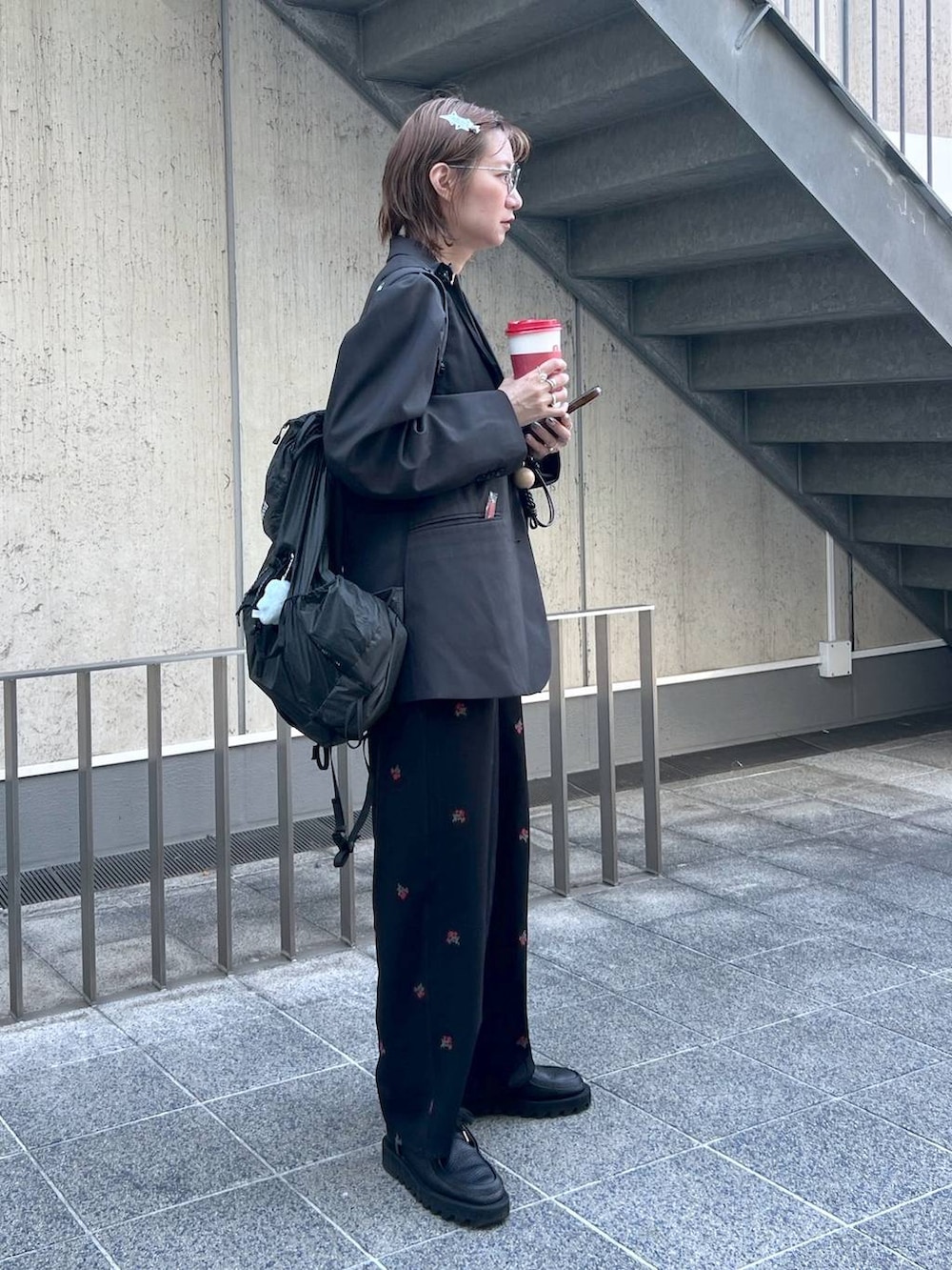 ブラック系のサロペット/オーバーオールを着用したレディースの冬コーディネートの2枚目の写真