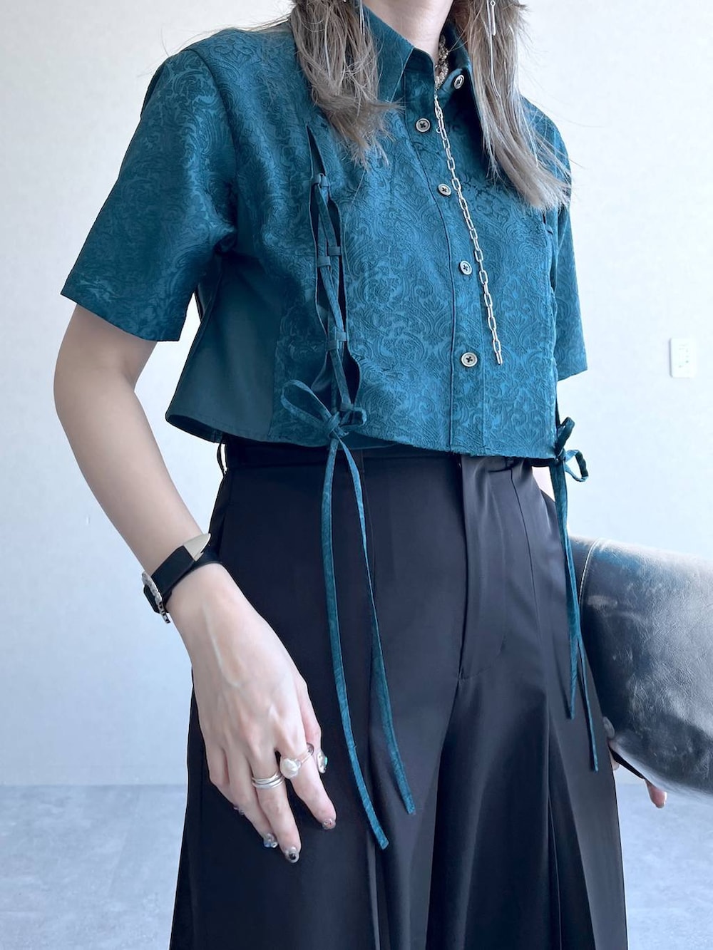 ブラック系のサンダル、グリーン系のシャツ/ブラウス、ブラック系のその他パンツを着用したレディースの春コーディネートの3枚目の写真