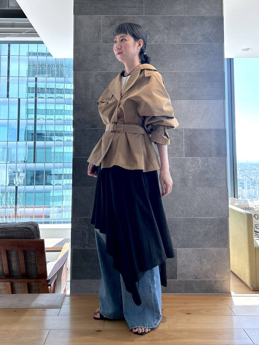 ブルー系のデニムパンツ、ホワイト系のTシャツ/カットソー、ブラック系のワンピースを着用したレディースの夏コーディネートの9枚目の写真