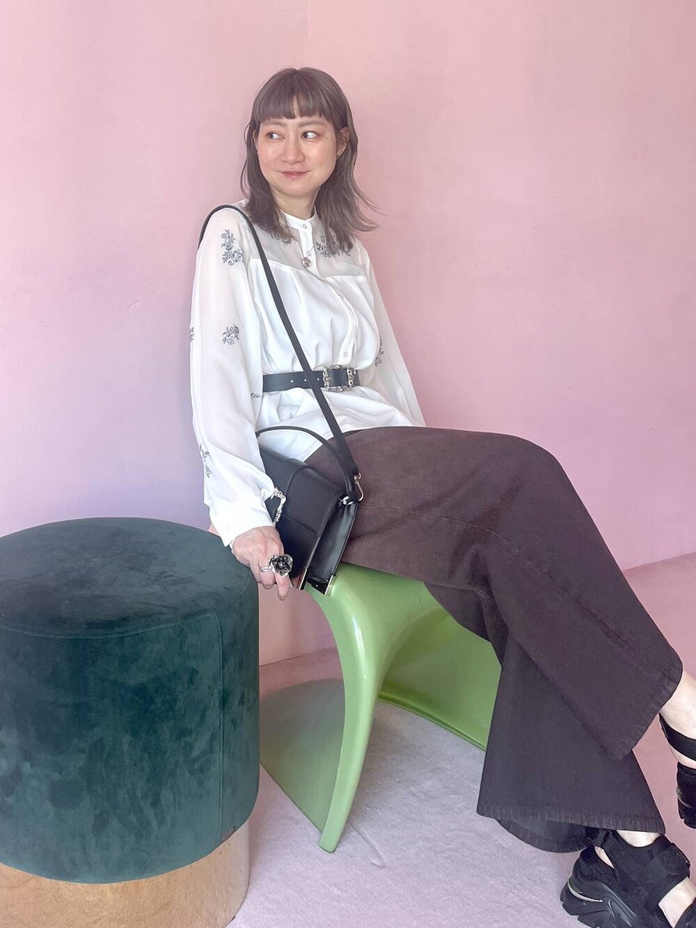 「きれいめ、HARE、若見え、モード、カジュアル、女子会、高身長、着痩せ、着痩せ・細見え、Over40スタッフ、デニムパンツ、シャツ」｜「HAREのヴィンテージカナグバッグ(HARE)（ショルダーバッグ、ブラック系）」を使った、inhhhan®さん（レディース・165cm）の春コーディネートの5枚目の写真