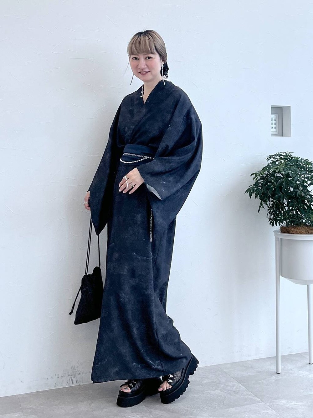 ブラック系のサンダル、シルバー系のピアス（両耳用）、ブルー系の浴衣を着用したレディースの夏コーディネートの8枚目の写真