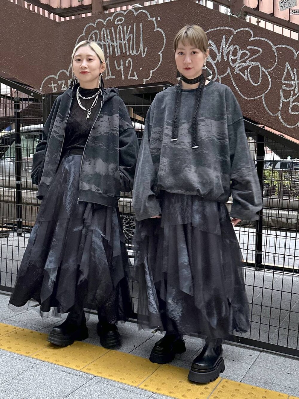 「スウェット、パーカー、スカート、ワントーン、リンクコーデ、若見え、モード、カジュアル、女子会、高身長、着痩せ、きれいめ、HARE、着痩せ・細見え、Over40スタッフ」｜「HAREのマルチWAYレースリボンチョーカー(HARE)（チョーカー、ブラック系）」を使った、inhhhan®さん（レディース・165cm）の冬コーディネートの8枚目の写真