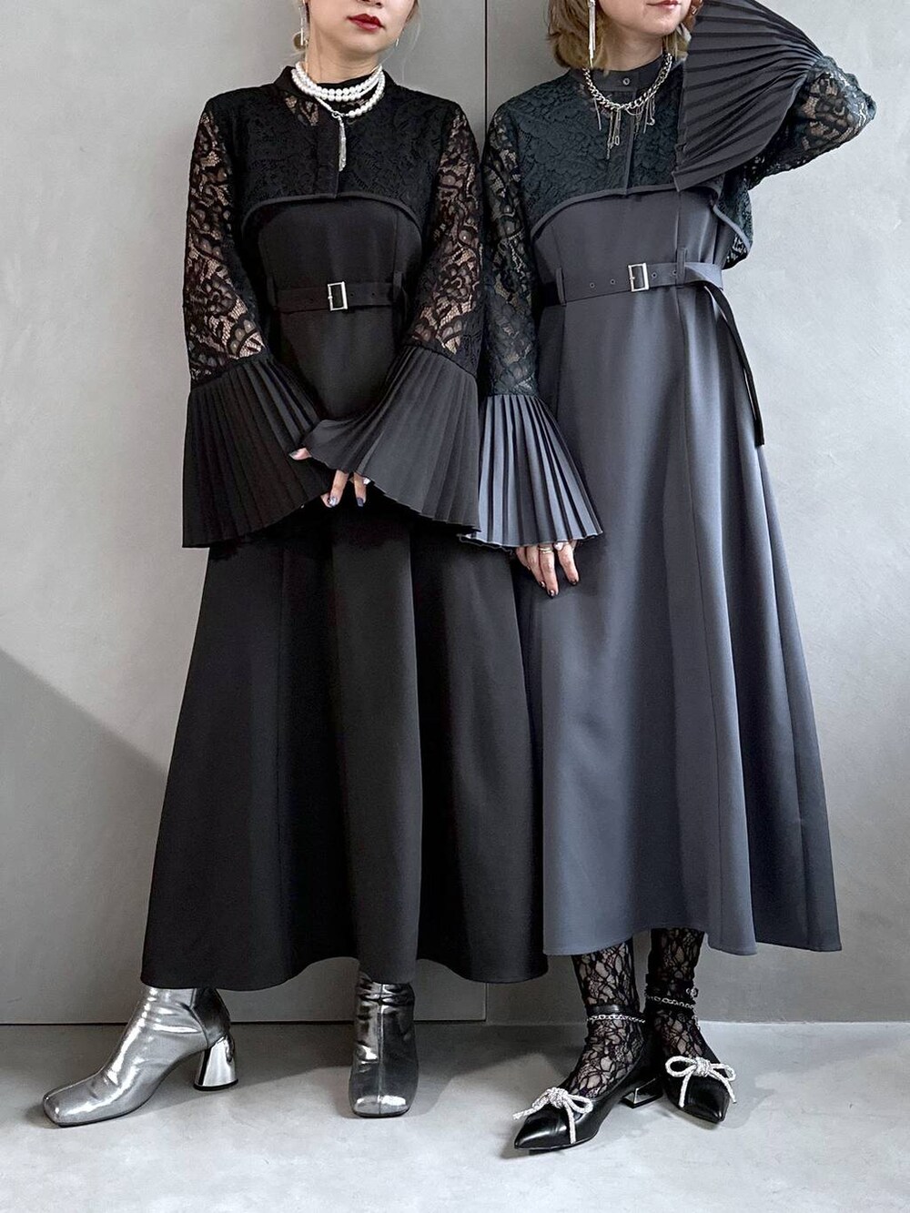 シルバー系のブーツ、ブラック系のパンプス、ブラック系のドレスを着用したレディースの夏コーディネートの5枚目の写真