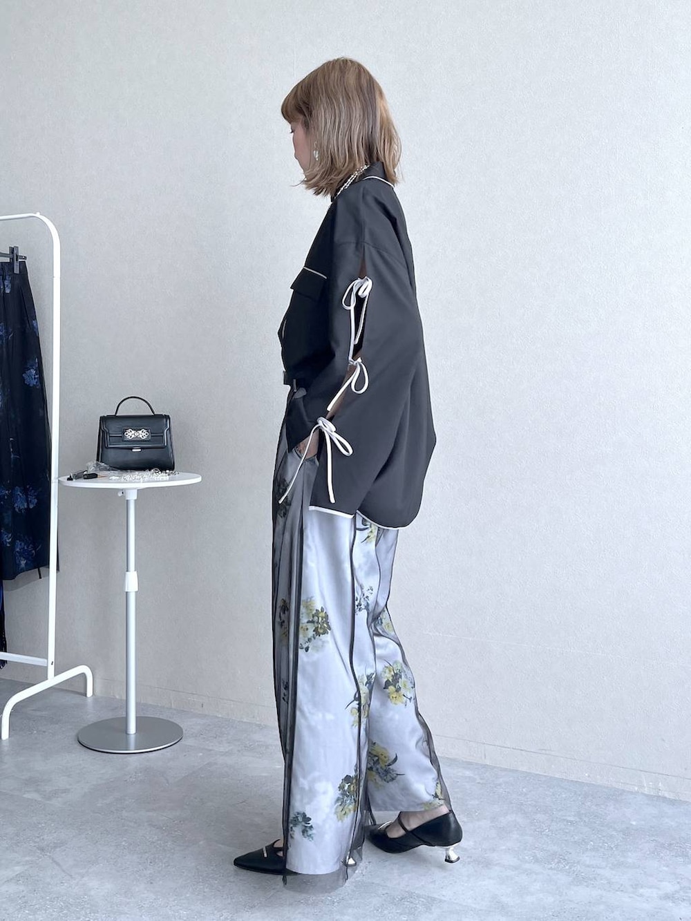 ブラック系のパンプス、ブラック系のシャツ/ブラウス、ホワイト系のその他パンツを着用したレディースの冬コーディネートの7枚目の写真