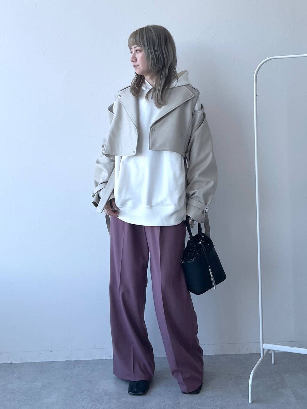 「若見え、モード、カジュアル、デート/ロマンティック、女子会、着痩せ、高見え、きれいめ、HARE、着痩せ・細見え、ワイドパンツ、ライダースジャケット、パーカー」｜「HAREのフェイクレザージップライダース(HARE)（ライダースジャケット、ホワイト系）」を使った、inhhhan®さん（レディース・165cm）の冬コーディネートの8枚目の写真