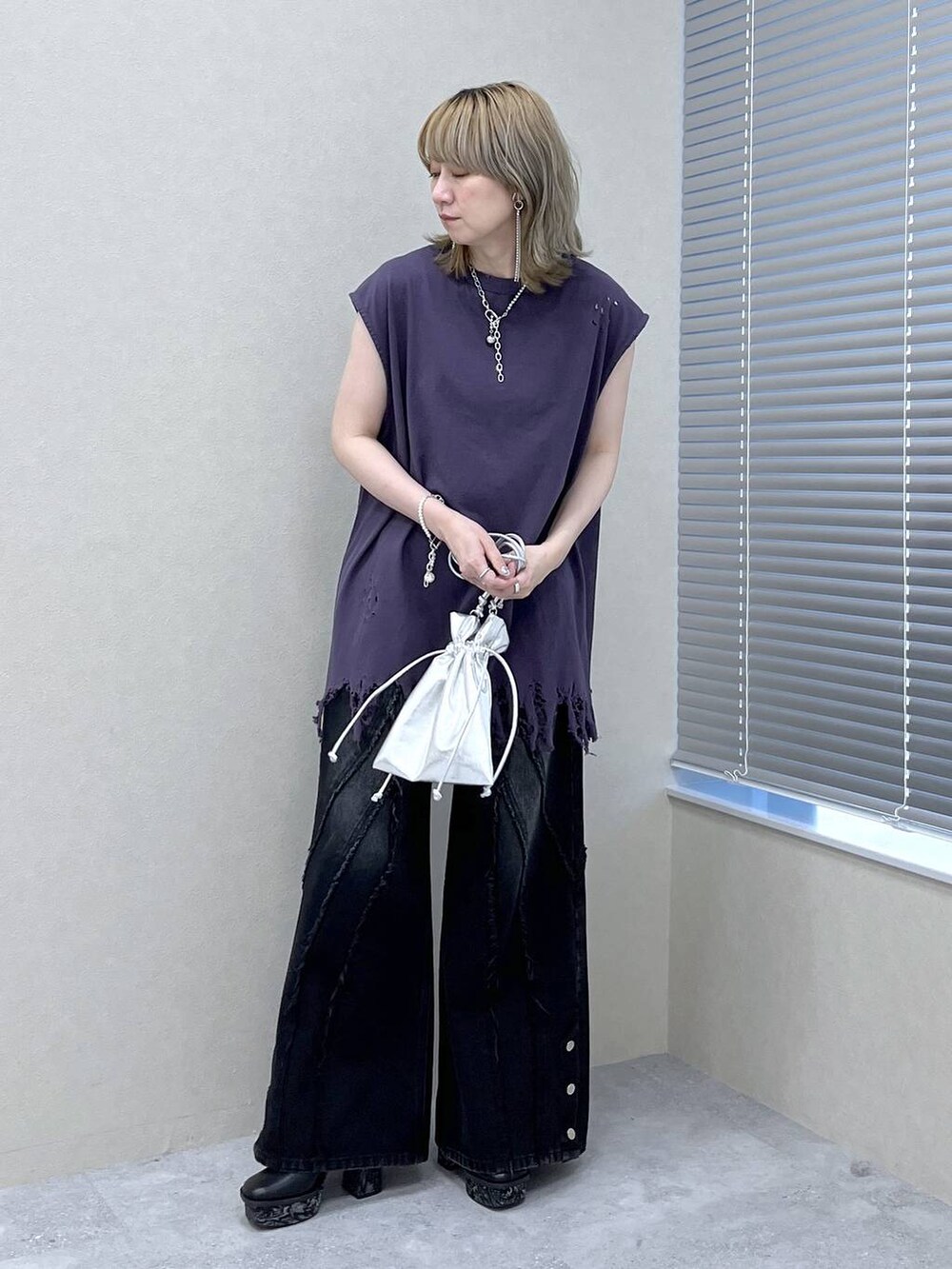 「ユニセックス、デニムパンツ、若見え、モード、カジュアル、女子会、高身長、着痩せ、きれいめ、HARE、着痩せ・細見え、Over40スタッフ」｜「HAREの【UNDERGROUND MODE】ダメージノースリーブカットソー(HARE)（Tシャツ/カットソー、パープル系）」を使った、inhhhan®さん（レディース・165cm）の夏コーディネートの8枚目の写真