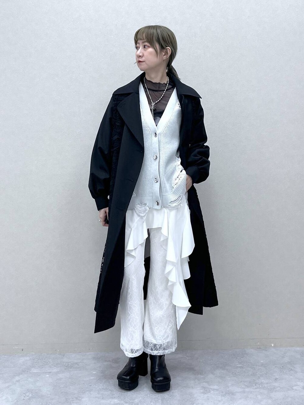 「若見え、モード、カジュアル、女子会、高身長、着痩せ、きれいめ、HARE、着痩せ・細見え、Over40スタッフ、コート、白パンツ」｜「HAREの【EDGY MODE】レースドッキングカーディガン(HARE)（カーディガン/ボレロ、ブラック系）」を使った、inhhhan®さん（レディース・165cm）の冬コーディネートの5枚目の写真