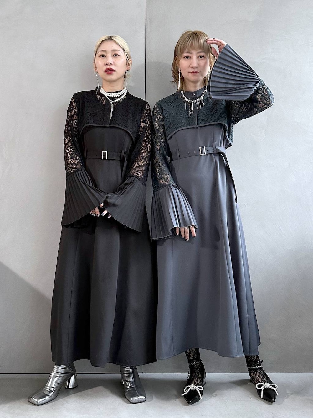 シルバー系のブーツ、ブラック系のパンプス、ブラック系のドレスを着用したレディースの夏コーディネートの2枚目の写真