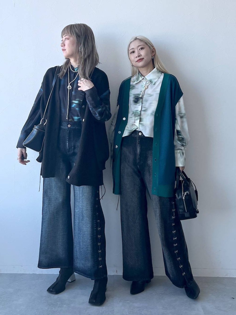 ブラック系のカーディガン/ボレロ、グリーン系のカーディガン/ボレロ、ブラック系のブーツを着用したレディースの冬コーディネートの2枚目の写真