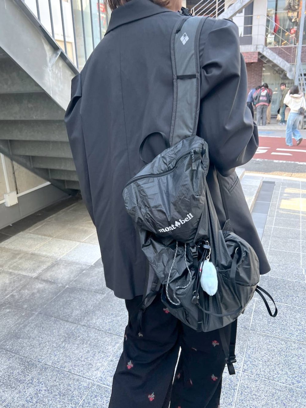 ブラック系のサロペット/オーバーオールを着用したレディースの冬コーディネートの6枚目の写真