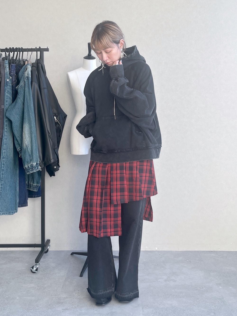 「スウェット、スウェットパンツ、スウェットコーデ、ワントーン、HARE、レイヤードスタイル、ブラックコーデ、お出かけコーデ、秋服準備はじめました、ピグメント、パーカー、チェック、チェックスカート」｜「HAREの【SET UP対応】ピグメントワイドプルオーバーパーカー(HARE)（パーカー、ブラック系）」を使った、inhhhan®さん（レディース・165cm）の夏コーディネートの5枚目の写真