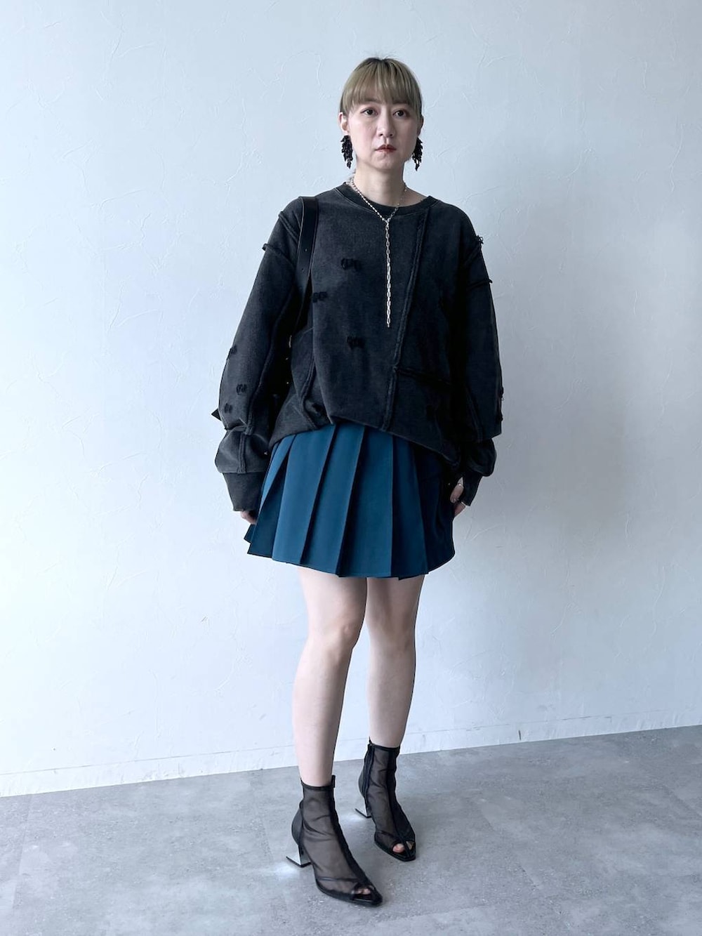 「若見え、着痩せ・細見え、モード、カジュアル、デート/ロマンティック、女子会、着痩せ、高見え、きれいめ、HARE、スウェット、ユニセックス、ショートパンツ」｜「HAREのサイドプリーツショートパンツ(HARE)（その他パンツ、ブルー系）」を使った、inhhhan®さん（レディース・165cm）の春コーディネートの8枚目の写真