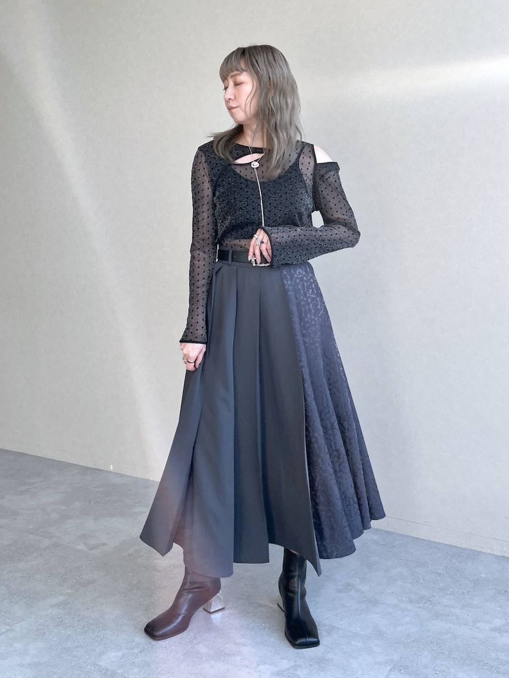 ブラック系のTシャツ/カットソー、ブラック系のボストンバッグ、ブラック系のブーツを着用したレディースの秋コーディネートの6枚目の写真