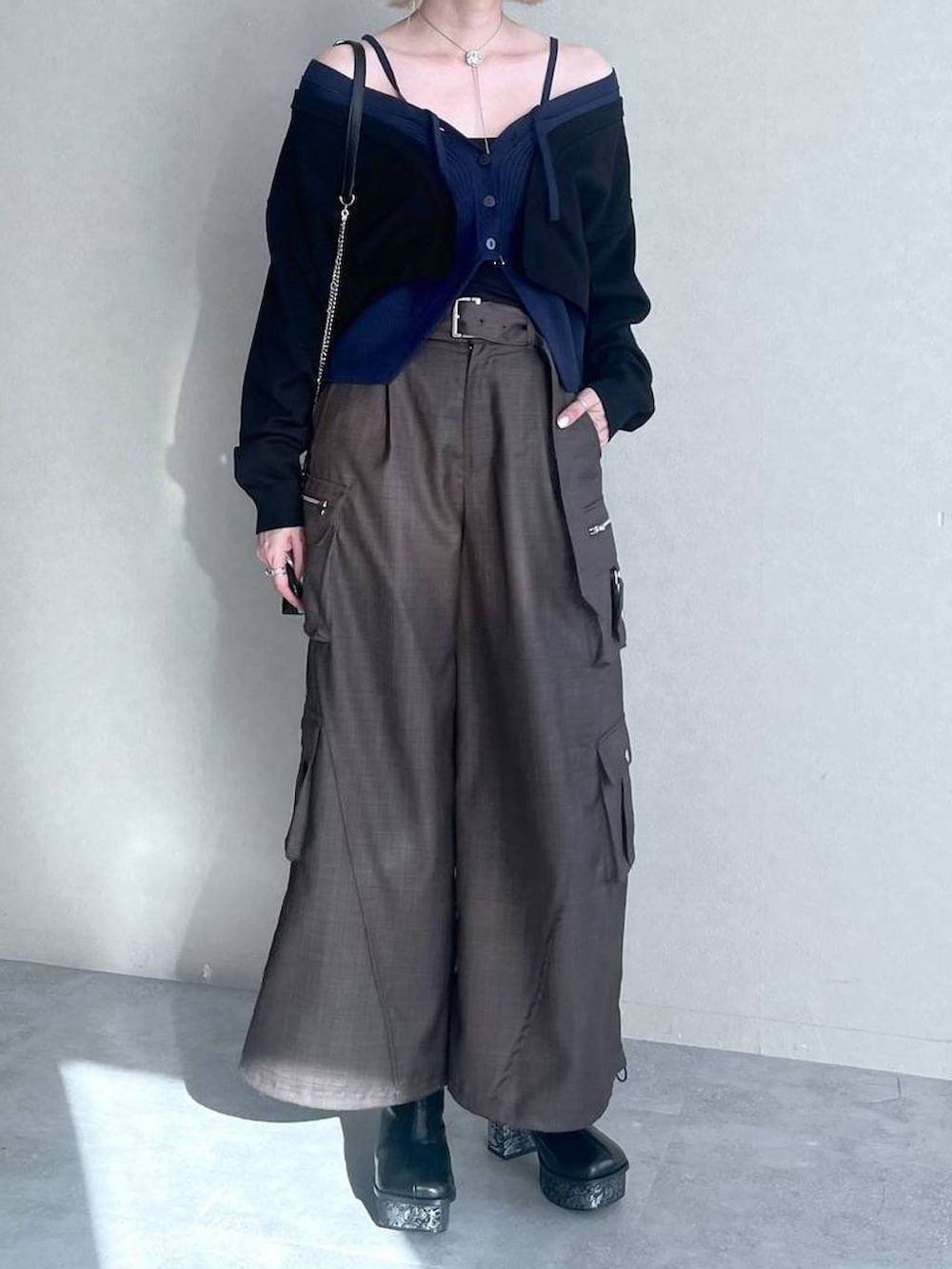 ブラック系のカーディガン/ボレロ、ブラウン系のカーゴパンツ、シルバー系のネックレスを着用したレディースの夏コーディネートの5枚目の写真