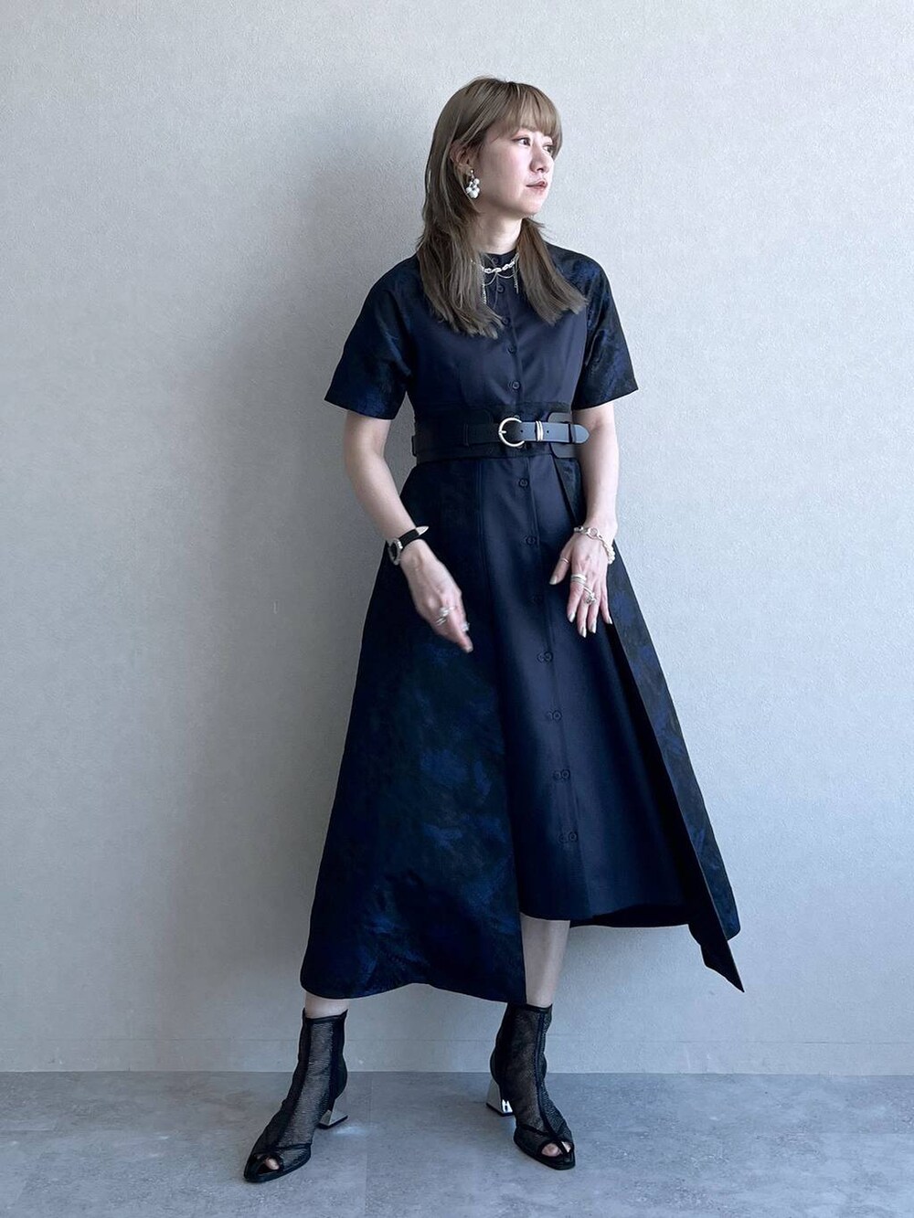 「若見え、モード、カジュアル、女子会、高身長、着痩せ、きれいめ、HARE、着痩せ・細見え、Over40スタッフ、ワンピース、ベルト、デート/ロマンティック、デートコーデ、結婚式2次会」｜「HAREのメタルヒールメッシュブーサン(HARE)（サンダル、ブラック系）」を使った、inhhhan®さん（レディース・165cm）の春コーディネートの5枚目の写真