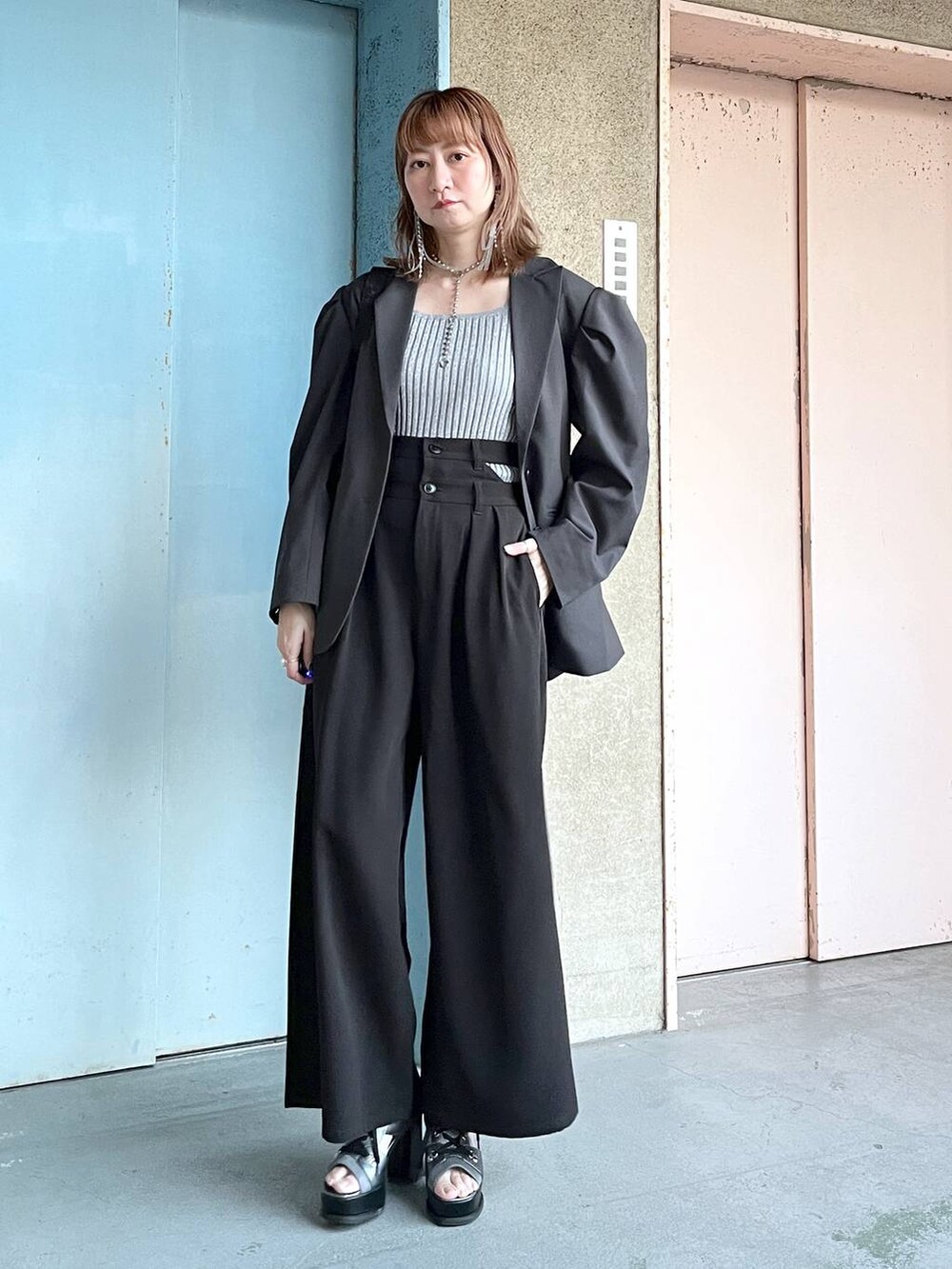 「Over40スタッフ、若見え、モード、カジュアル、女子会、高身長、着痩せ、きれいめ、HARE、着痩せ・細見え、ジャケット、ジャケットスタイル、yuw、ブランドミックス」｜「HAREの2WAYスクエアラメニットタンクトップ(HARE)（タンクトップ、グレー系）」を使った、inhhhan®さん（レディース・165cm）の春コーディネートの8枚目の写真