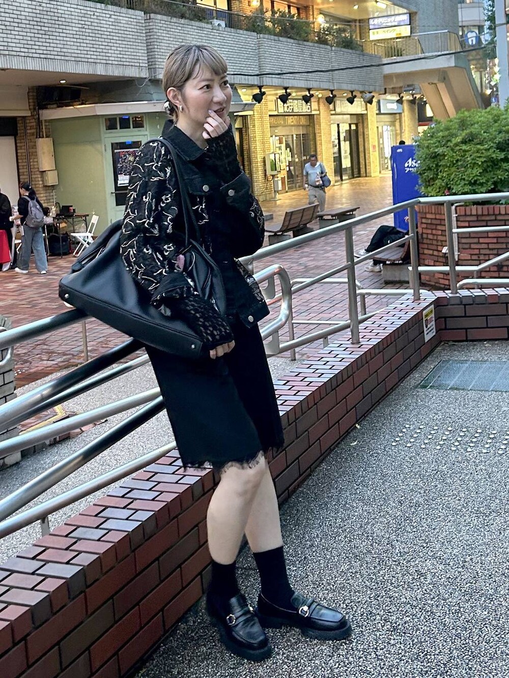 「若見え、モード、カジュアル、女子会、高身長、着痩せ、デニムパンツ、ハーフパンツ、きれいめ、HARE、着痩せ・細見え、Over40スタッフ、ワントーン、ブラックコーデ、ブランドミックス」｜「eLの【eL】Large Boston Bag/288120（ショルダーバッグ、ブラック系）」を使った、inhhhan®さん（レディース・165cm）の春コーディネートの3枚目の写真