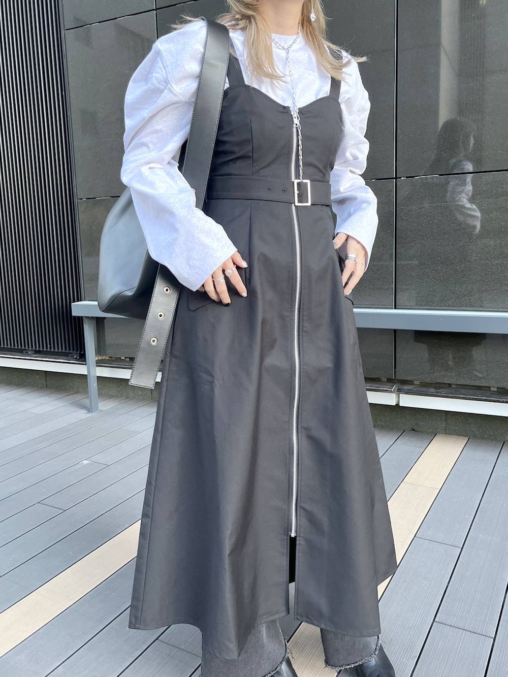 「高見え、きれいめ、HARE、若見え、モード、カジュアル、デート/ロマンティック、女子会、着痩せ、着痩せ・細見え、ワンピース、休日コーデ」｜「HAREの2Pボレロジャケット＊ジップワンピース(HARE)（ワンピース、ブラック系）」を使った、inhhhan®さん（レディース・165cm）の冬コーディネートの4枚目の写真