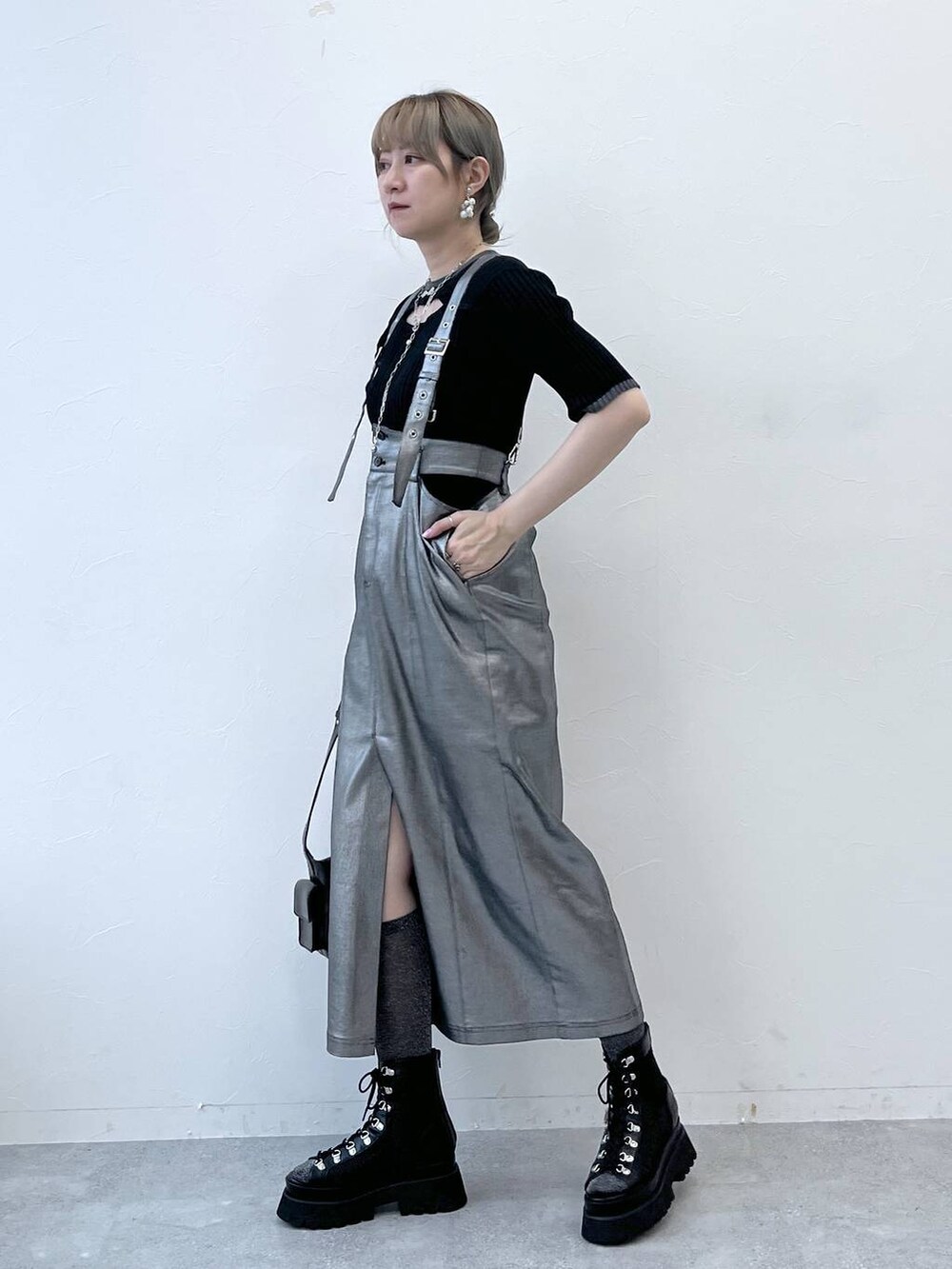 ブラック系のサンダル、ブラック系のショルダーバッグ、シルバー系のスカートを着用したレディースの春コーディネートの9枚目の写真