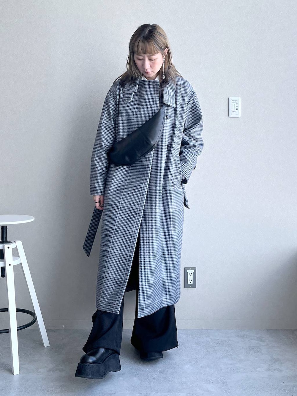 その他のチェスターコート、レッド系のニット/セーター、ブラック系のカーゴパンツを着用したレディースの秋コーディネートの6枚目の写真