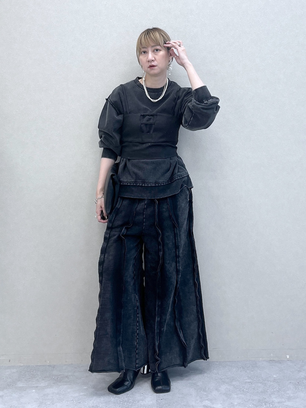 「レイヤードスタイル、お出かけコーデ、アツいコーデ全部見せ、ブラックコーデ、ビスチェ、モノトーン、秋服準備はじめました、HARE、ピグメント、ユニセックス」｜「HAREのメタルヒールストレッチブーツ(HARE)（ブーツ、ブラック系）」を使った、inhhhan®さん（レディース・165cm）の夏コーディネートの8枚目の写真