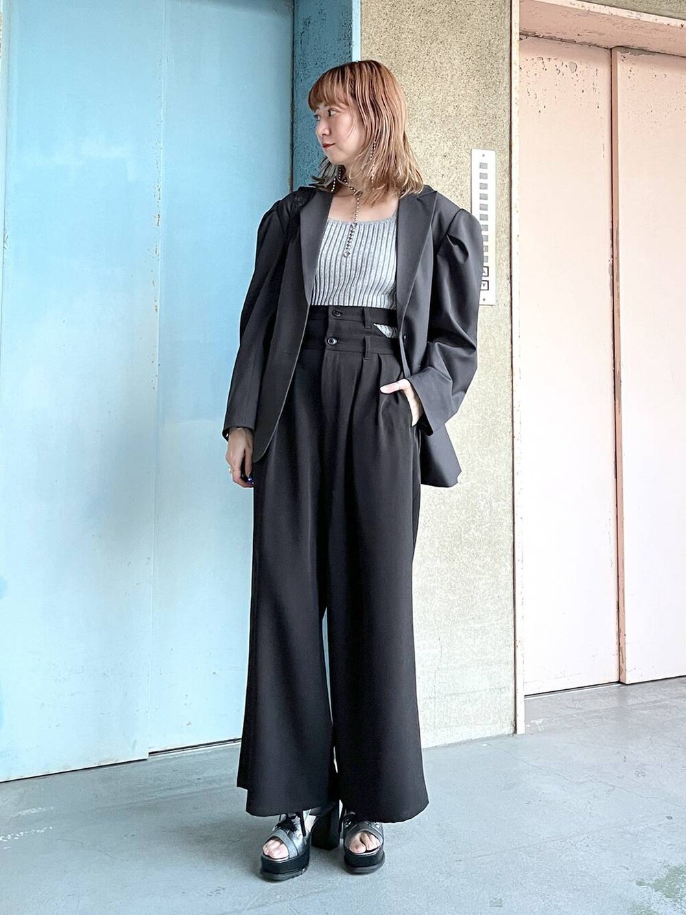 「Over40スタッフ、若見え、モード、カジュアル、女子会、高身長、着痩せ、きれいめ、HARE、着痩せ・細見え、ジャケット、ジャケットスタイル、yuw、ブランドミックス」｜「HAREの2WAYスクエアラメニットタンクトップ(HARE)（タンクトップ、グレー系）」を使った、inhhhan®さん（レディース・165cm）の春コーディネートの2枚目の写真