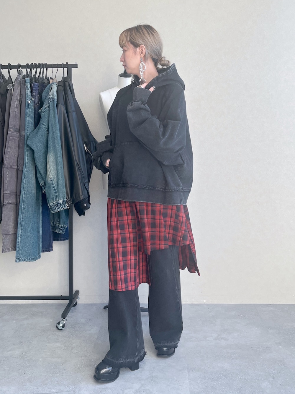 「スウェット、スウェットパンツ、スウェットコーデ、ワントーン、HARE、レイヤードスタイル、ブラックコーデ、お出かけコーデ、秋服準備はじめました、ピグメント、パーカー、チェック、チェックスカート」｜「HAREの【SET UP対応】ピグメントワイドプルオーバーパーカー(HARE)（パーカー、ブラック系）」を使った、inhhhan®さん（レディース・165cm）の夏コーディネートの2枚目の写真