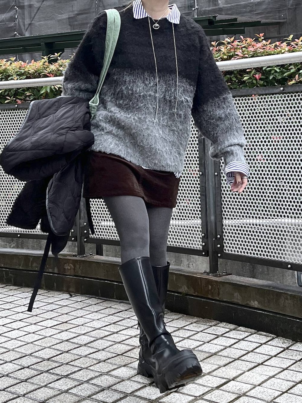 ブラック系のニット/セーターを着用したレディースの秋コーディネートの7枚目の写真