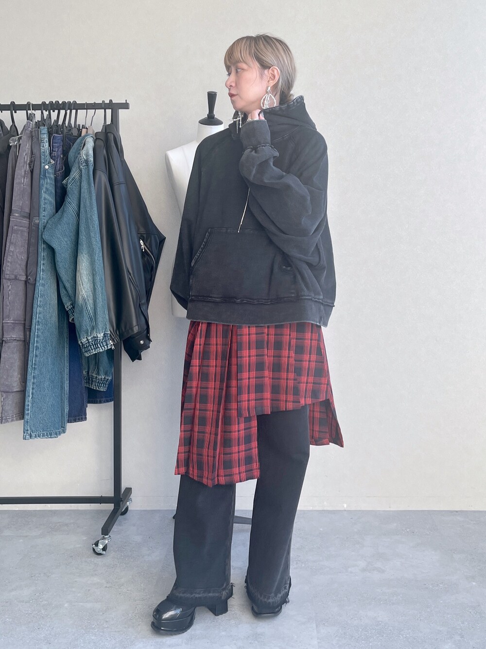 「スウェット、スウェットパンツ、スウェットコーデ、ワントーン、HARE、レイヤードスタイル、ブラックコーデ、お出かけコーデ、秋服準備はじめました、ピグメント、パーカー、チェック、チェックスカート」｜「HAREの【SET UP対応】ピグメントワイドプルオーバーパーカー(HARE)（パーカー、ブラック系）」を使った、inhhhan®さん（レディース・165cm）の夏コーディネートの7枚目の写真